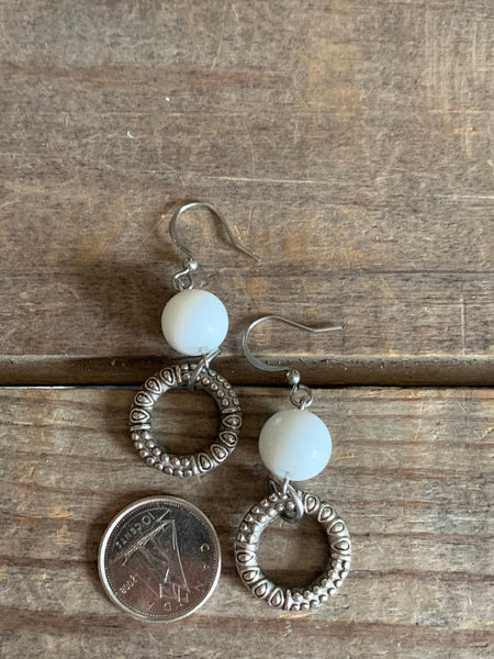 Boucles oreilles cercle et billes blanches Comme un ange