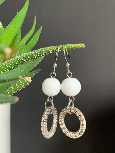 Boucles oreilles cercle et billes blanches Comme un ange