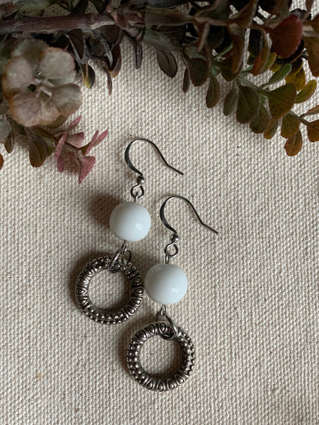 Boucles oreilles cercle et billes blanches Comme un ange