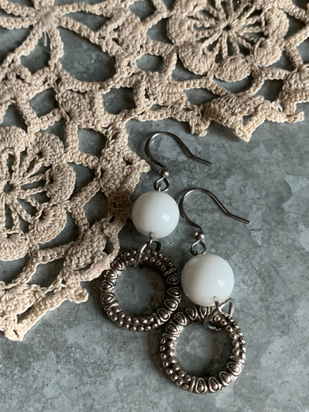 Boucles oreilles cercle et billes blanches Comme un ange