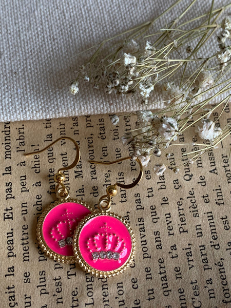 Boucles oreilles couronne fushia reine Comme un ange