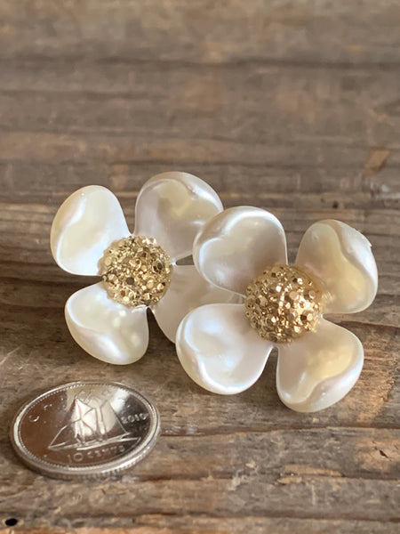 Boucles d’oreilles fleurs blanches et or