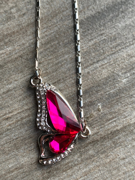 Collier alliage de métaux argent et pierre rose breloque aile de papillon rose Comme un ange