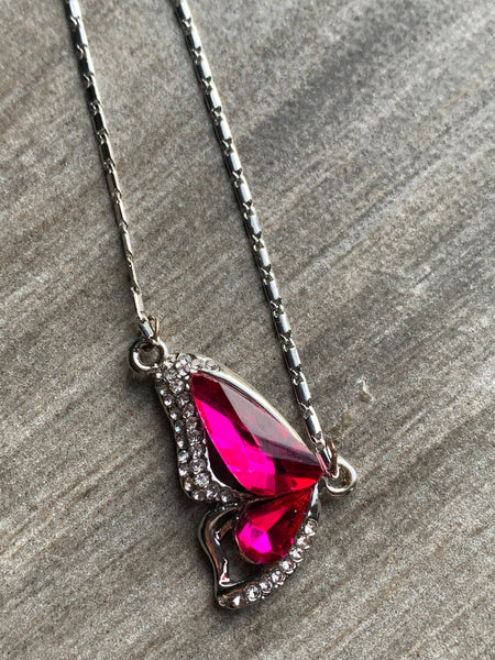 Collier alliage de métaux argent et pierre rose breloque aile de papillon rose Comme un ange