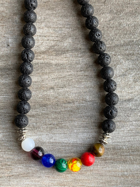 Collier  pierre de lave noire et billes multicolore  chakras bijoux zen Comme un ange