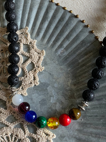 Collier  pierre de lave noire et billes multicolore  chakras bijoux zen Comme un ange