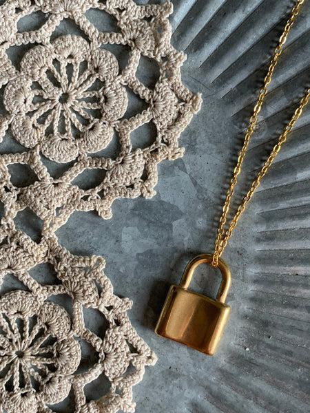 Collier breloque cadenas alliage de métaux or Comme un ange