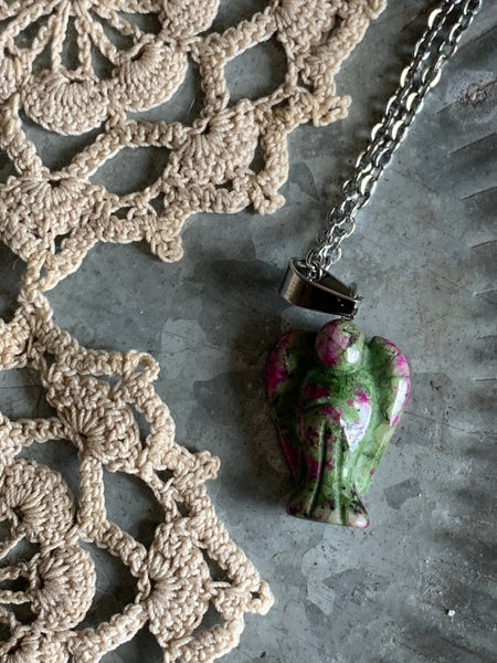 Collier breloque ange en pierre verte et mauve sur chaîne alliage de métaux argent Comme un ange