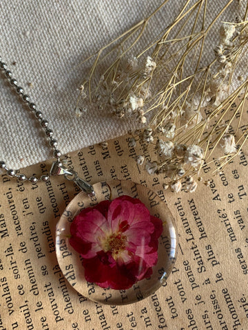 Collier fleurs roses