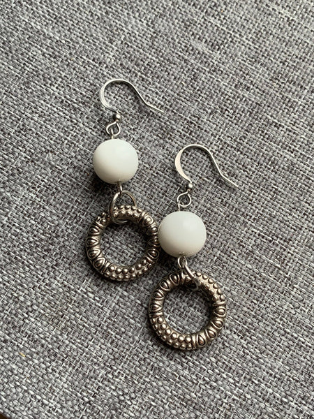 Boucles oreilles cercle et billes blanches Comme un ange