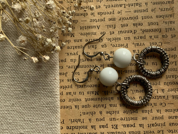 Boucles oreilles cercle et billes blanches Comme un ange