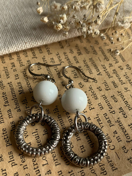 Boucles oreilles cercle et billes blanches Comme un ange