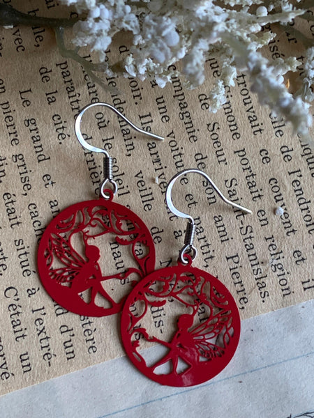 Boucles d’oreilles petite fée rouge, installez la magie dans votre vie Comme un ange