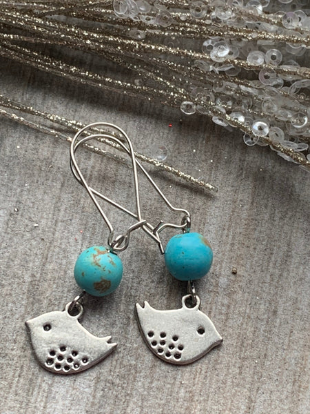 Boucles d’oreilles breloque oiseau et bille de résine turquoise Comme un ange