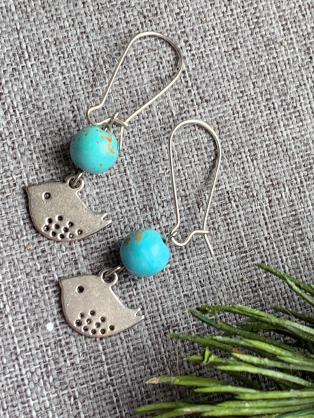 Boucles d’oreilles breloque oiseau et bille de résine turquoise Comme un ange