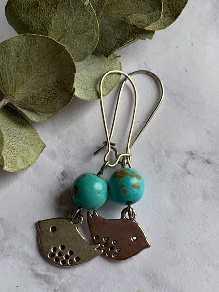 Boucles d’oreilles breloque oiseau et bille de résine turquoise Comme un ange
