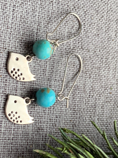 Boucles d’oreilles breloque oiseau et bille de résine turquoise Comme un ange