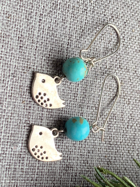 Boucles d’oreilles breloque oiseau et bille de résine turquoise Comme un ange