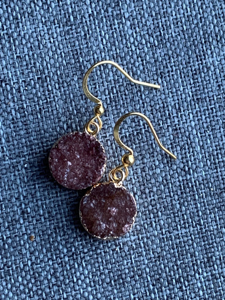 Boucles d’oreilles de style druzy couleur prune Comme un ange