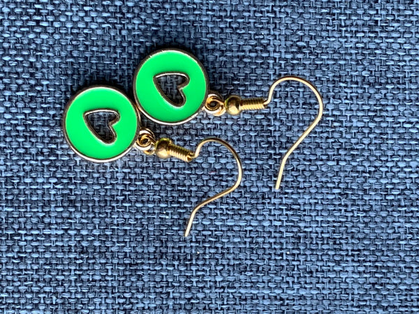 Boucles d’oreilles breloque coeur vert fluo sur crochet alliage de métaux or Comme un ange