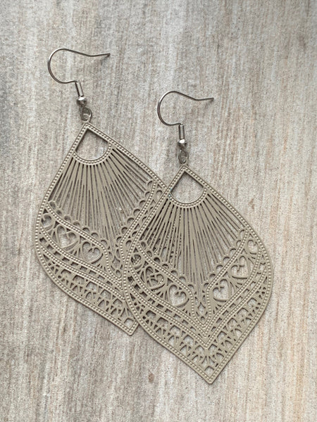 Boucles d’oreilles feuille dentelle moka Comme un ange