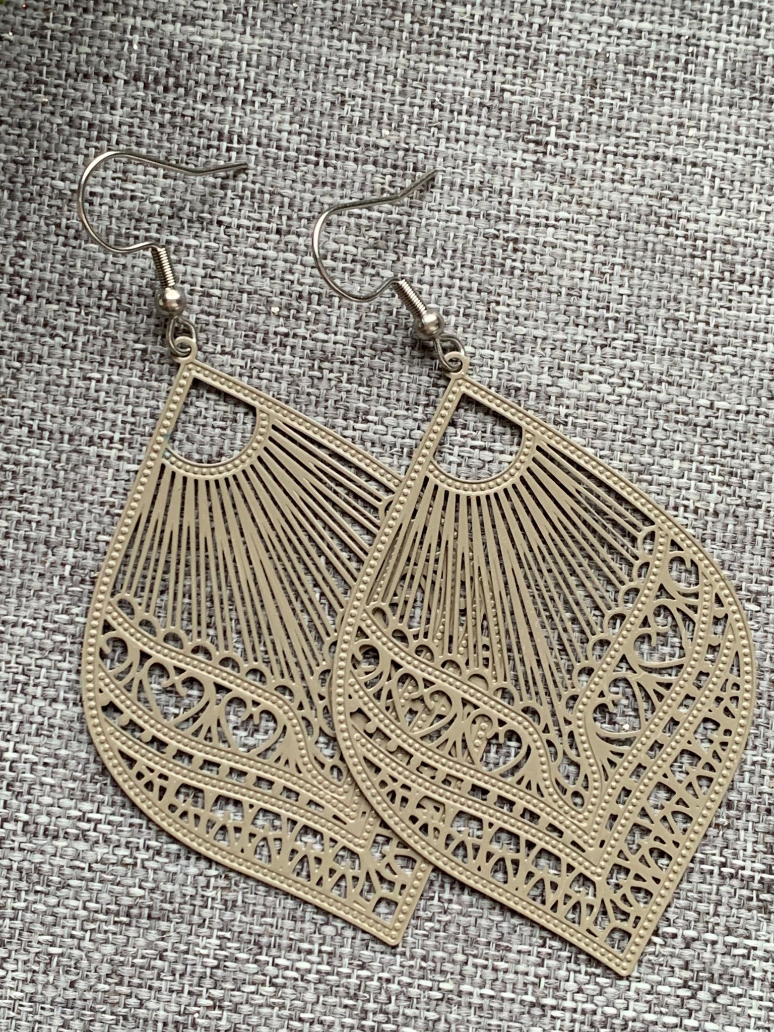 Boucles d’oreilles feuille dentelle moka Comme un ange