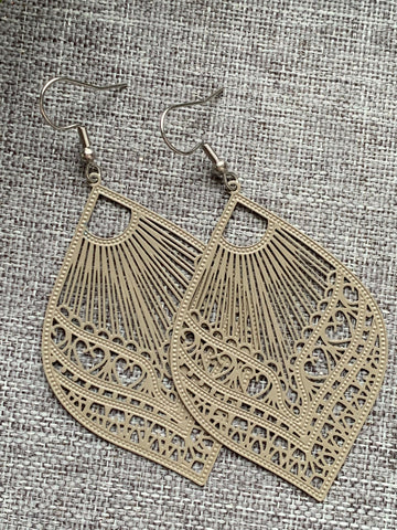 Boucles d’oreilles feuille dentelle moka Comme un ange