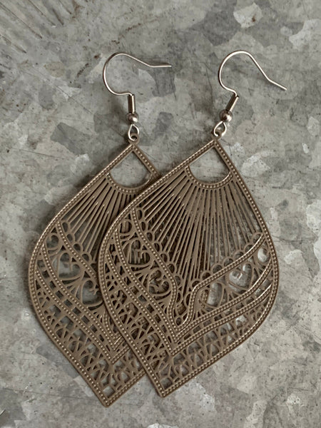 Boucles d’oreilles feuille dentelle moka Comme un ange