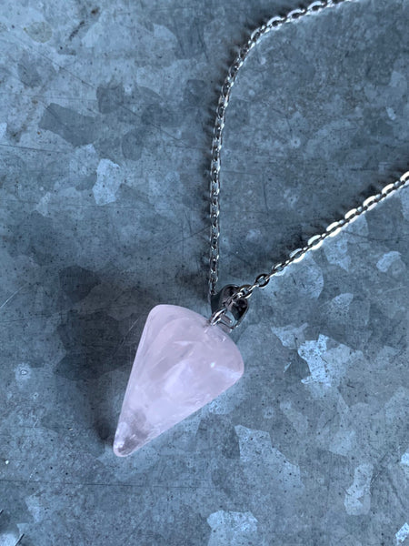 Collier pierre de quartz rose sur chaîne alliage de métaux argent Comme un ange