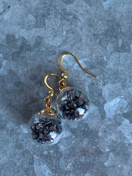 Boucles d’oreilles breloque boules de Noël confettis gris sur crochet alliage de métaux or Comme un ange