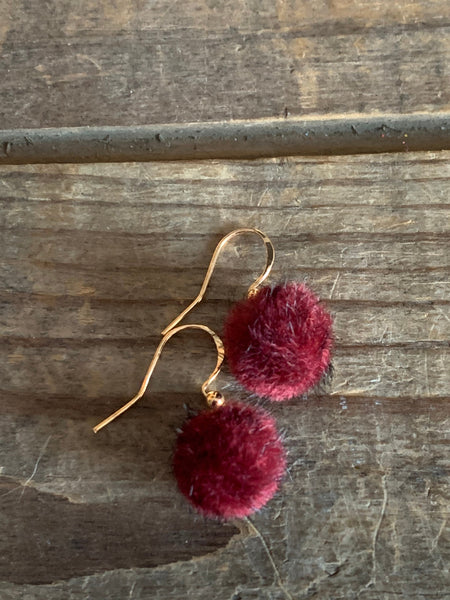 Boucles d’oreilles breloque boule de fourrure rouge sur crochet alliage de métaux or Comme un ange