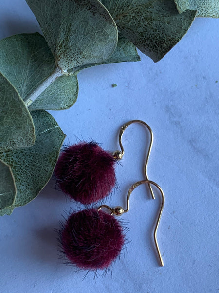 Boucles d’oreilles breloque boule de fourrure rouge sur crochet alliage de métaux or Comme un ange
