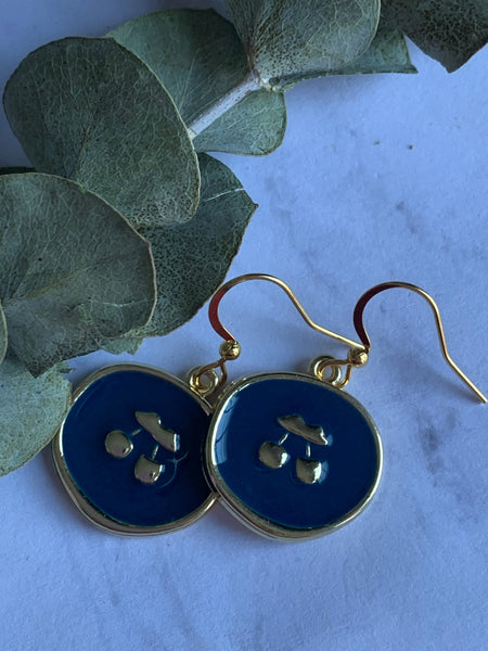 Boucles d’oreilles breloque médaillon cerise bleu et alliage de métaux or Comme un ange