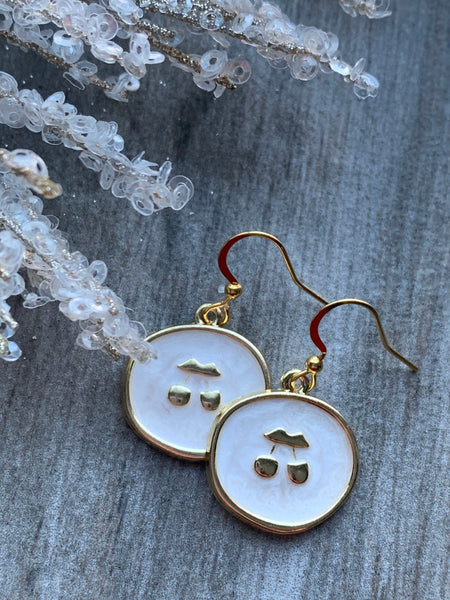 Boucles d’oreilles breloque médaillon cerise blanc et or Comme un ange