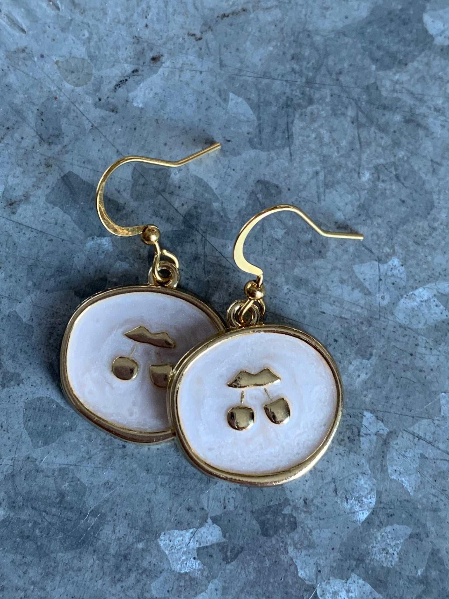 Boucles d’oreilles breloque médaillon cerise blanc et or Comme un ange