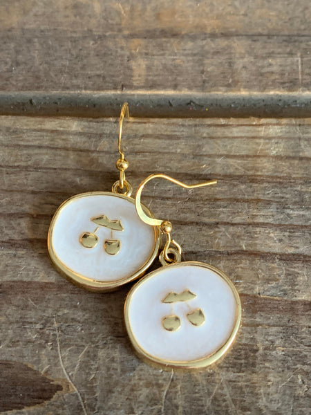 Boucles d’oreilles breloque médaillon cerise blanc et or Comme un ange