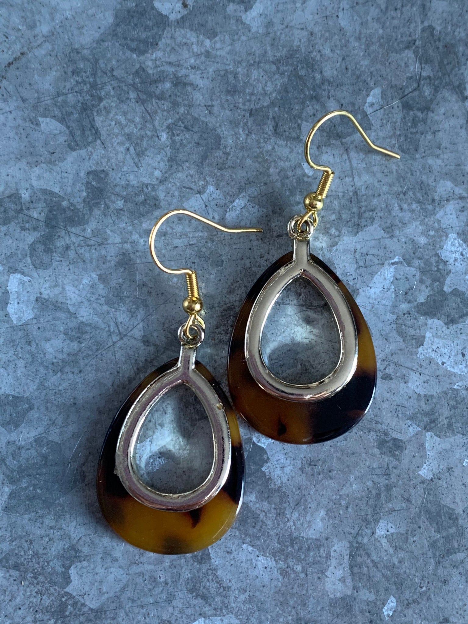 Boucles d’oreilles breloque de résine léopard brun sur crochet alliage métaux or Comme un ange