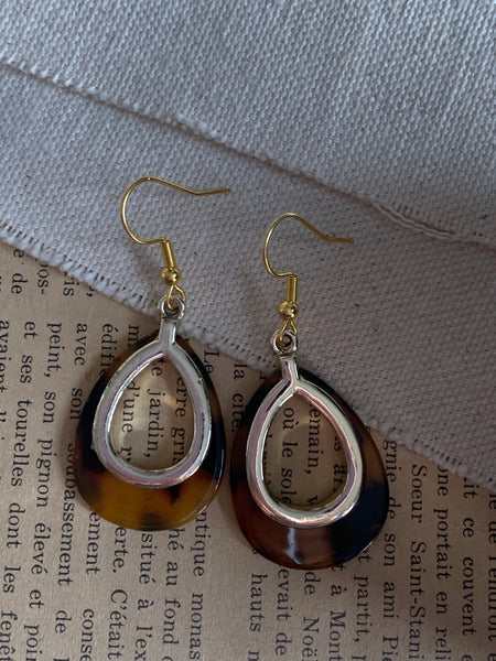 Boucles d’oreilles breloque de résine léopard brun sur crochet alliage métaux or Comme un ange