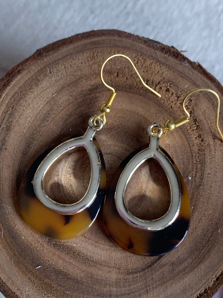 Boucles d’oreilles breloque de résine léopard brun sur crochet alliage métaux or Comme un ange