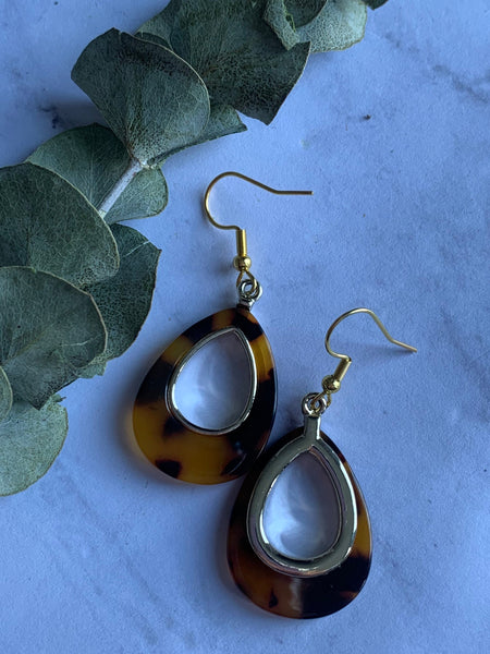 Boucles d’oreilles breloque de résine léopard brun sur crochet alliage métaux or Comme un ange
