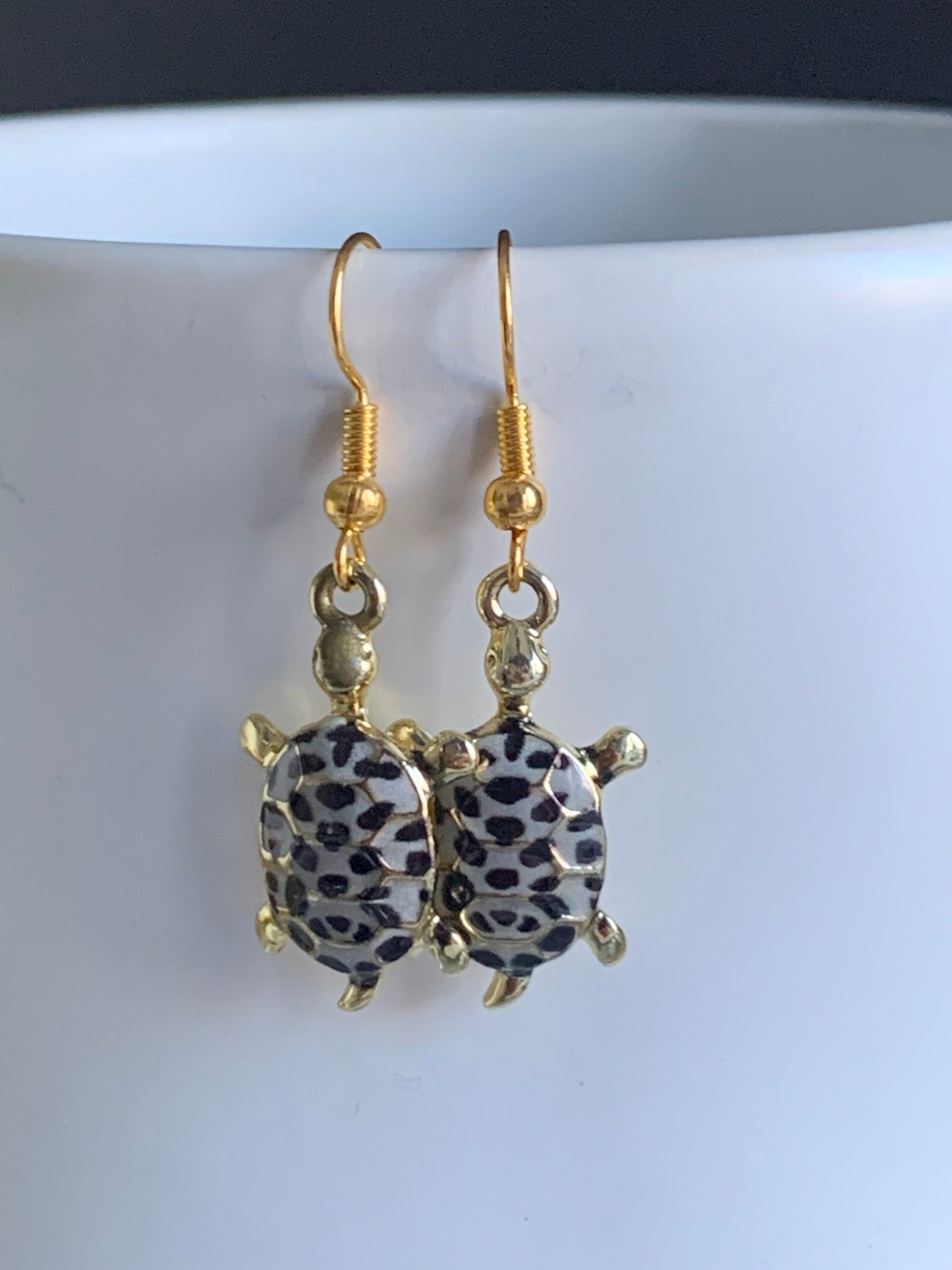 Boucles d’oreilles tortue tachetée alliage de métaux or Comme un ange