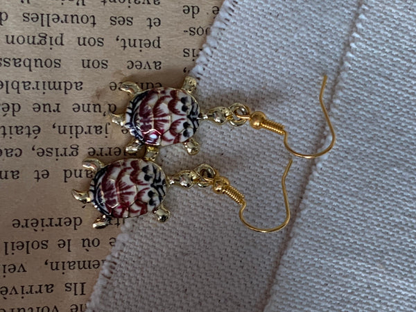 Boucles d’oreilles breloque tortue rouge Comme un ange