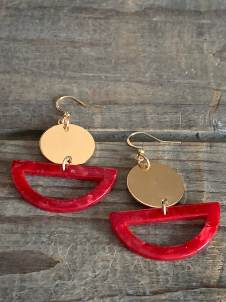 Boucles d’oreilles breloque médaillon or et breloque de résine rouge Comme un ange