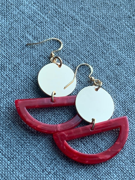 Boucles d’oreilles breloque médaillon or et breloque de résine rouge Comme un ange