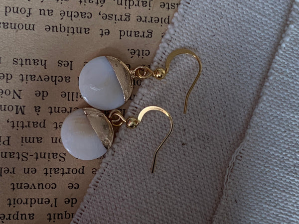 Boucles d’oreilles breloque circulaire en perle blanche et alliage de métaux or Comme un ange
