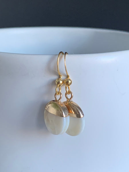 Boucles d’oreilles breloque circulaire en perle blanche et alliage de métaux or Comme un ange