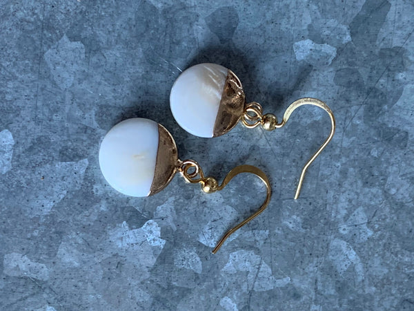 Boucles d’oreilles breloque circulaire en perle blanche et alliage de métaux or Comme un ange