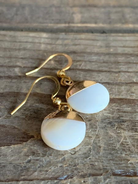 Boucles d’oreilles breloque circulaire en perle blanche et alliage de métaux or Comme un ange