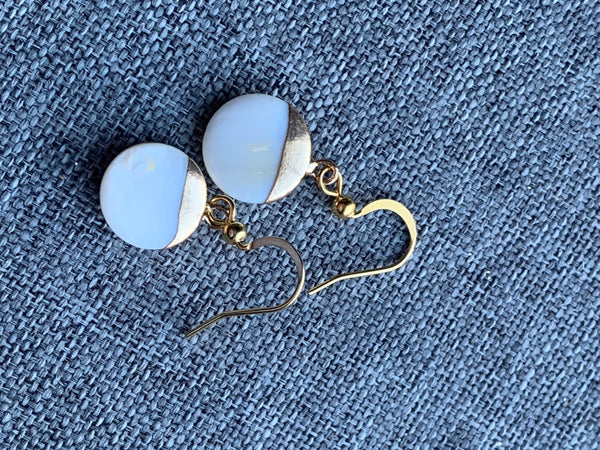 Boucles d’oreilles breloque circulaire en perle blanche et alliage de métaux or Comme un ange