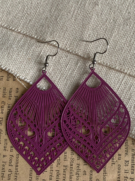 Boucles d’oreilles breloque feuille mauve Comme un ange